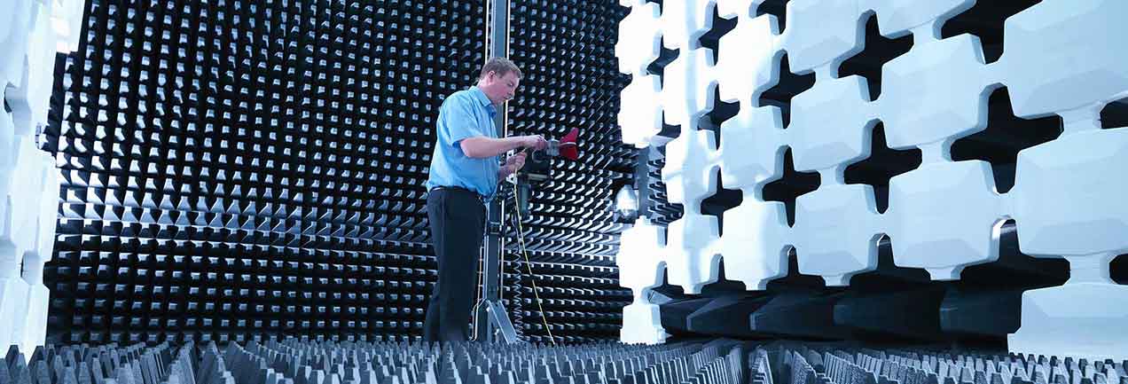 Bauakustik-Slider-Mann-im-Labor-Akustik_B1920xH975px